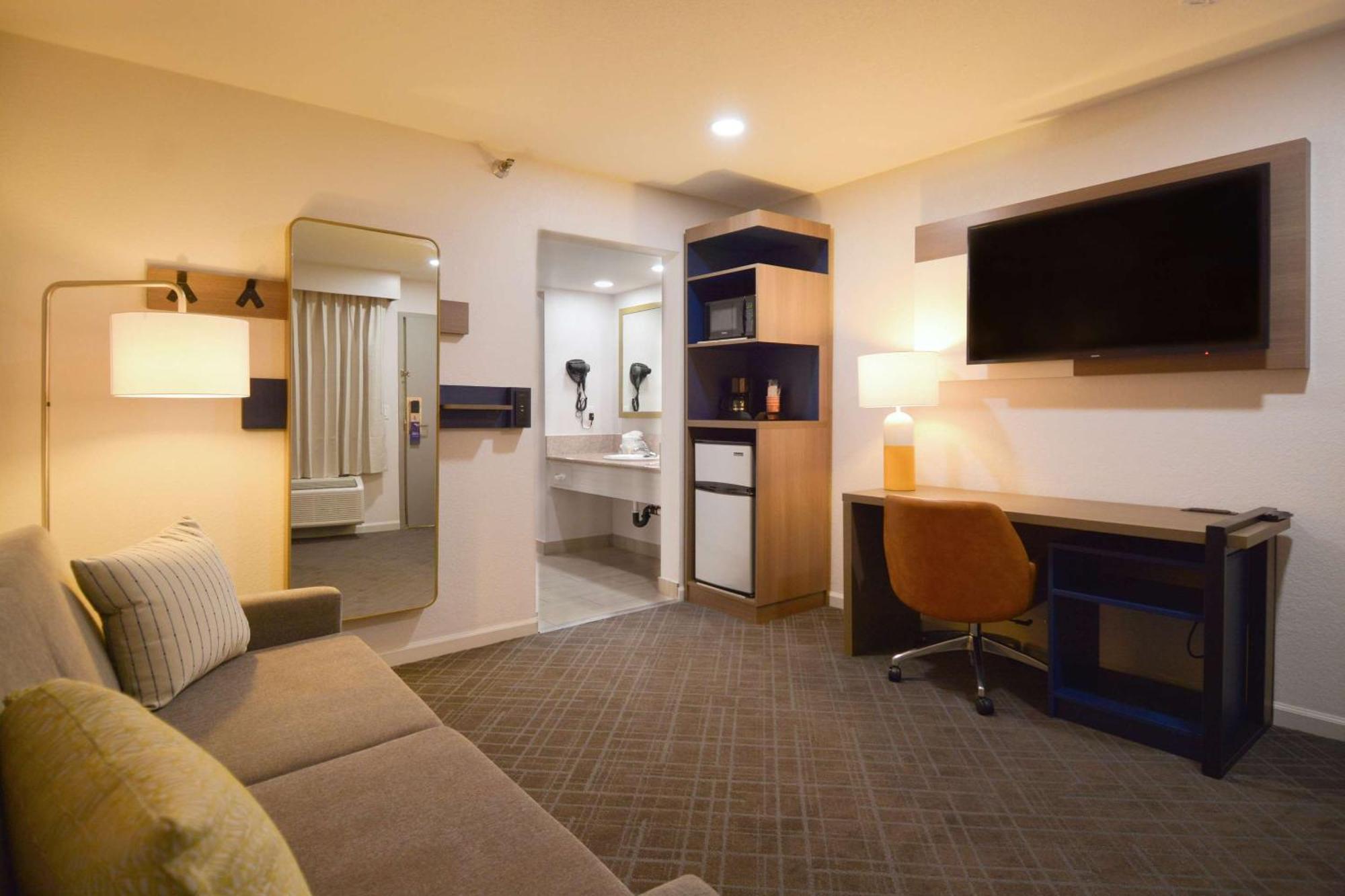 Comfort Inn & Suites Moreno Valley Near March Air Reserve Base Екстер'єр фото